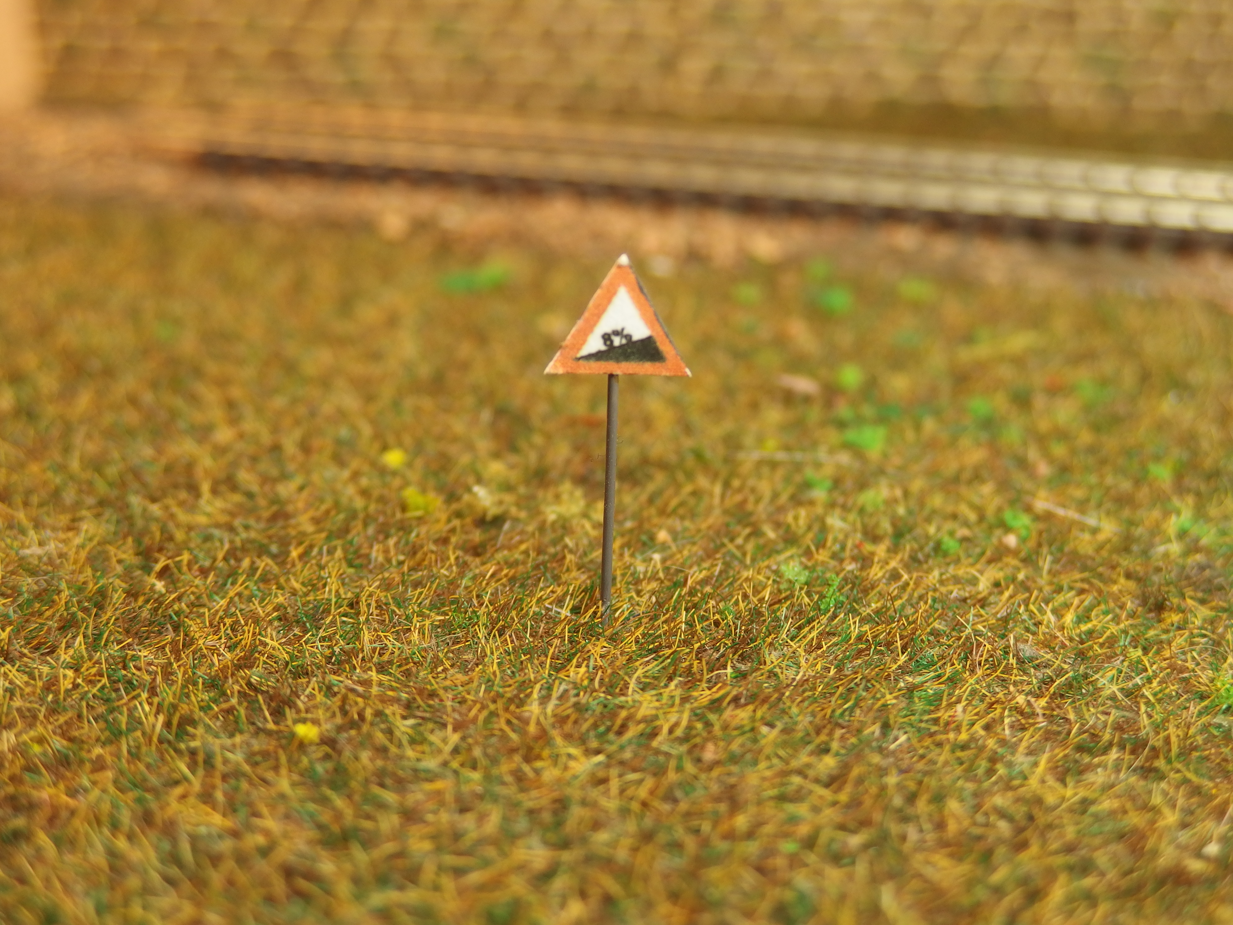 Dopravní značka nebezpečné klesání 8% TT  03516