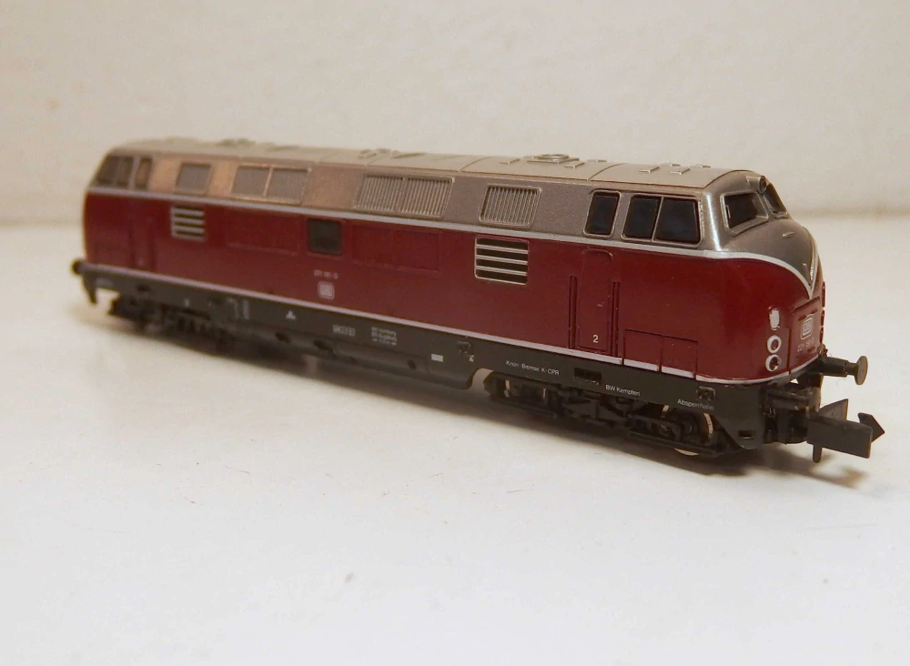 Lokomotiva BR 221 151-0 DB N 237025