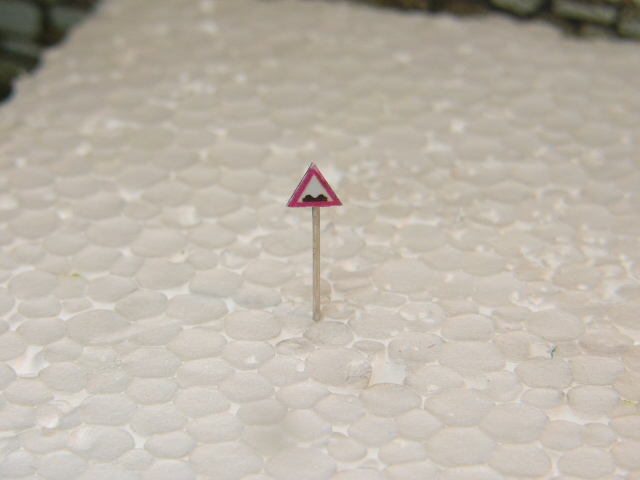 Dopravní značka nerovnost na silnici TT 057015