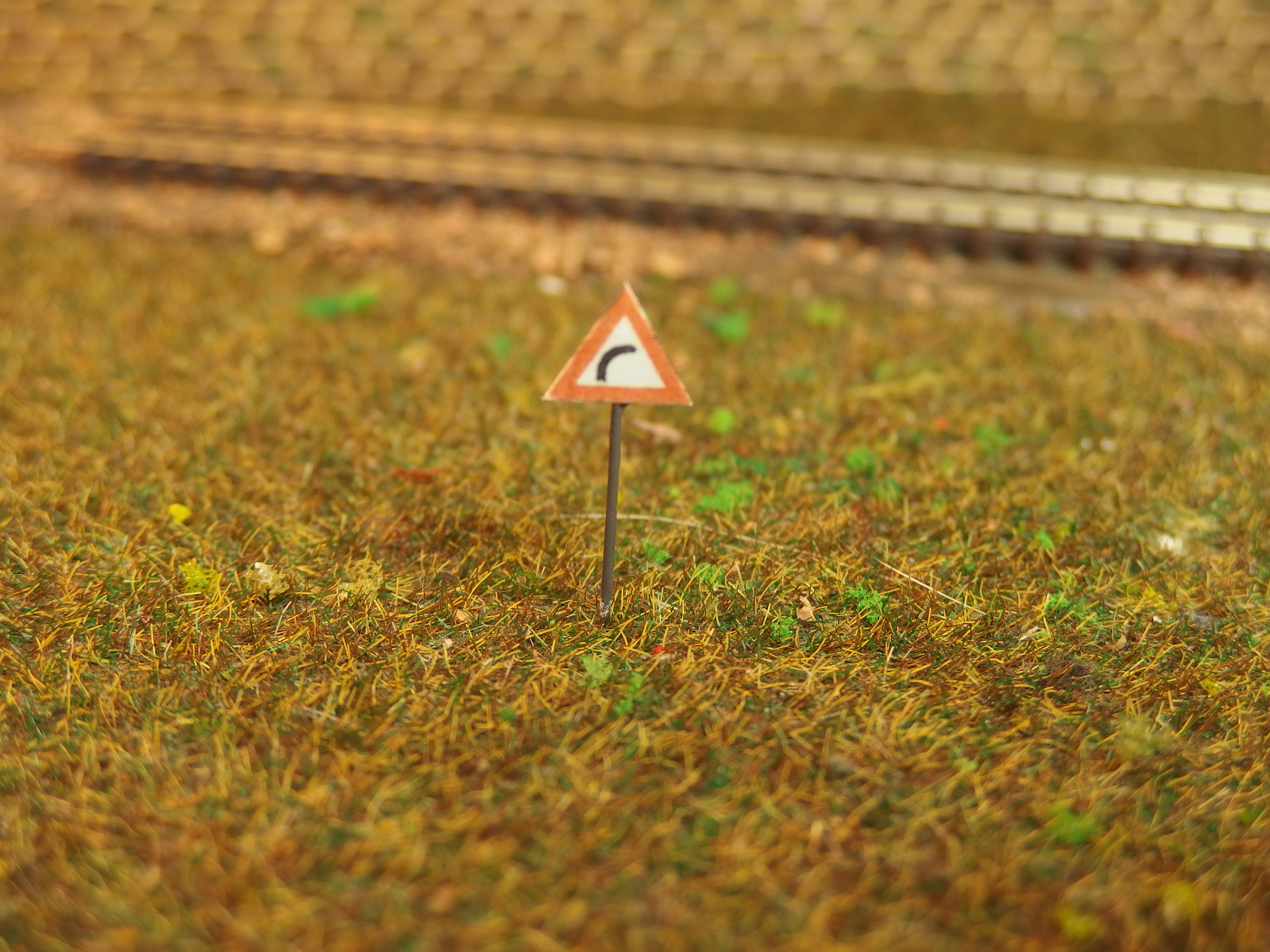 Dopravní značka zatáčka vlevo N  057015