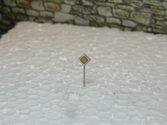 Dopravní značka hlavní silnice N 057015