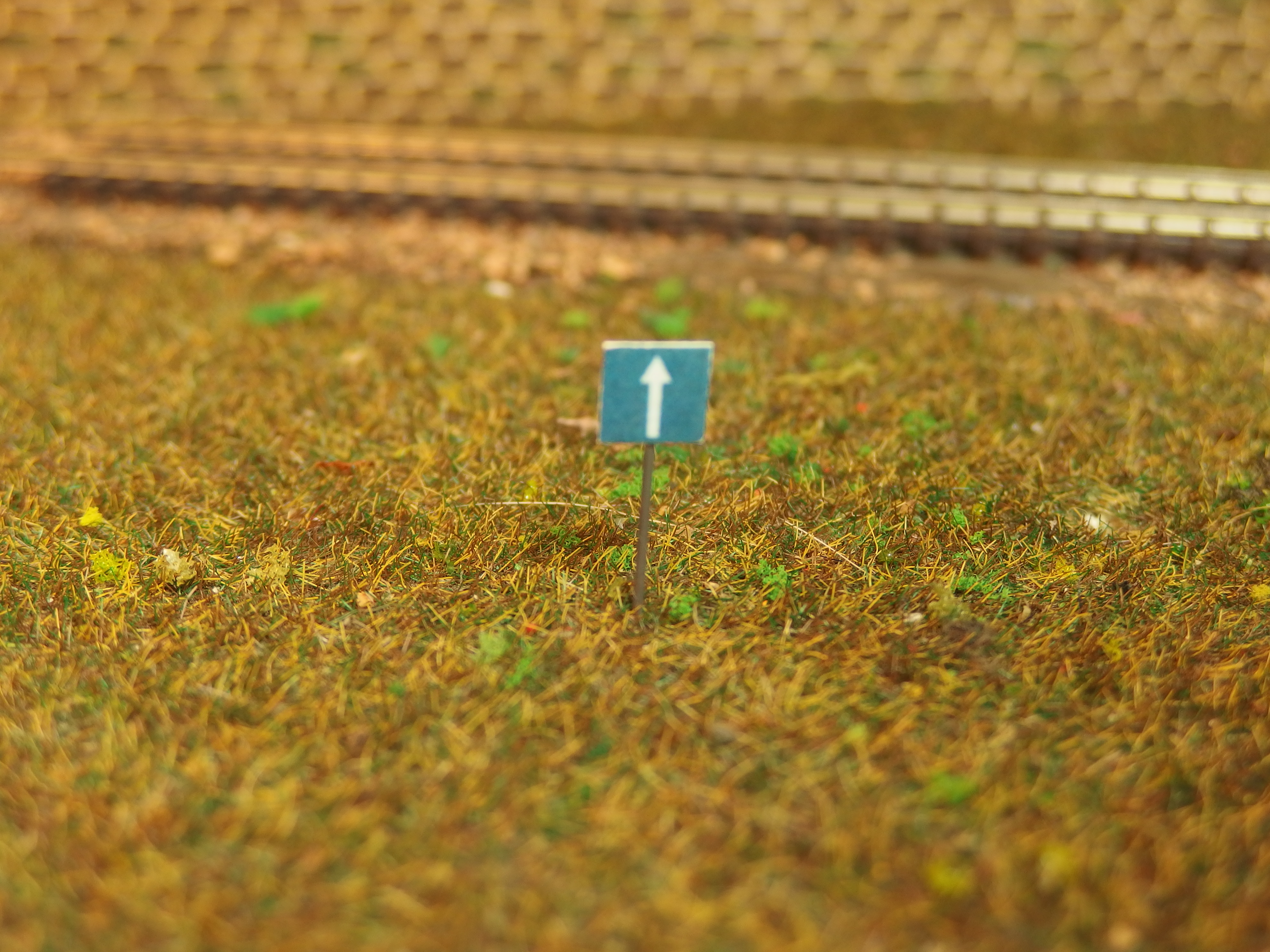 Dopravní značka přikázaný směr jízdy  N 05715