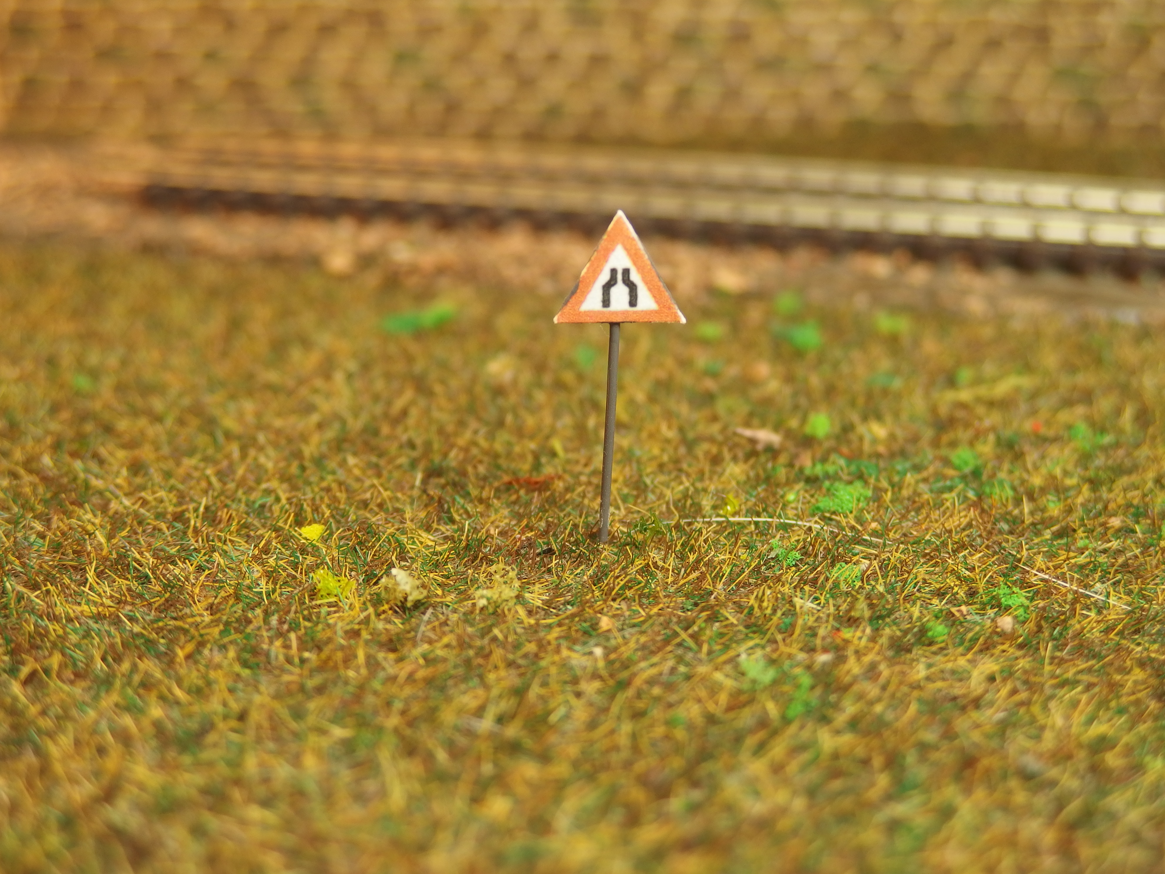 Dopravní značka zůžená vozovka N 05715