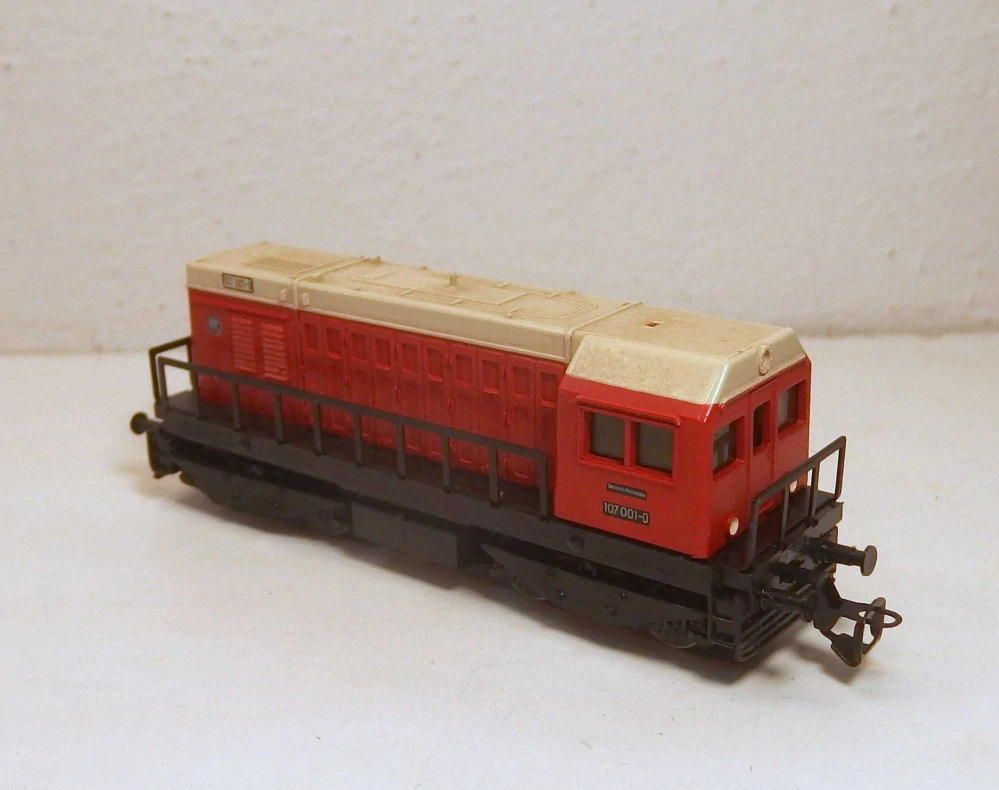 Lokomotiva   V 107  TT 196025